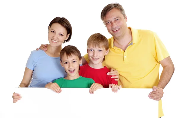 Позитивна сім'я в яскравих футболках — стокове фото