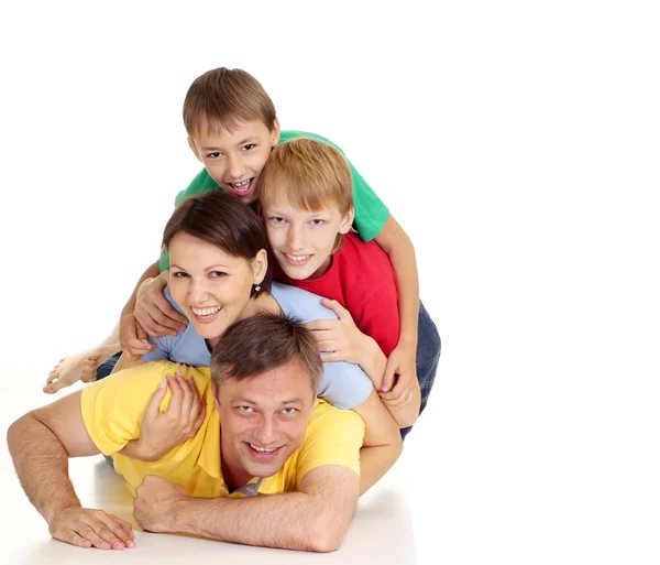 Ausgelassene Familie in hellen T-Shirts — Stockfoto