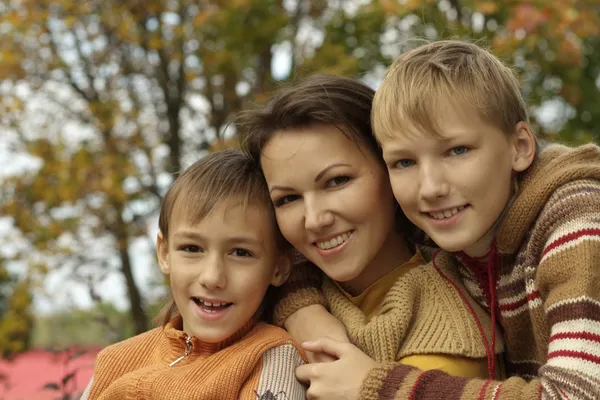 Portrait d'une belle mère et de ses enfants — Photo