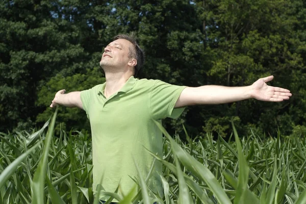 Hombre feliz disfrutando del aire fresco — Foto de Stock