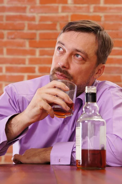 Guy drinks whiskey — Stock Photo, Image