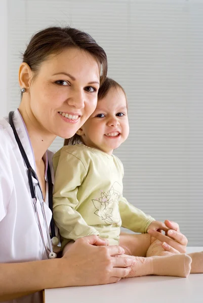 Doctor with a good kid with — Stock Photo, Image