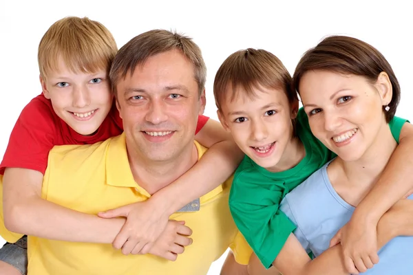 幸福美满的家庭，在明亮的 t 恤 — 图库照片