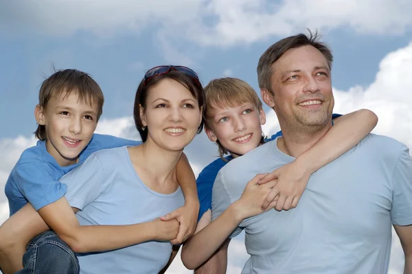 Familia feliz de cuatro — Foto de Stock