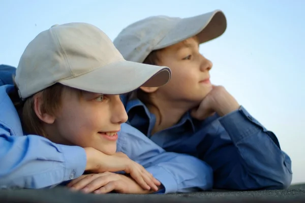 Deux frères caucasiens assis dans les chapeaux — Photo