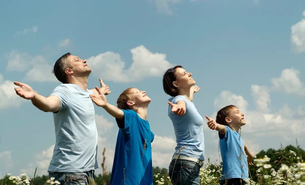 Interesante familia divirtiéndose — Foto de Stock