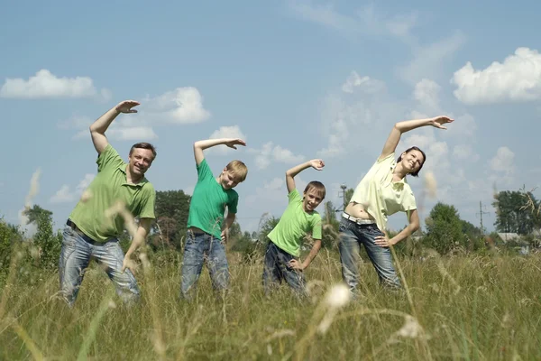 Famiglia felice di quattro persone — Foto Stock