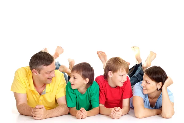 Mutlu bir aile içinde parlak t-shirt — Stok fotoğraf