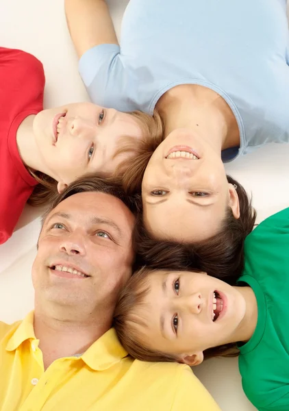 Fröhliche Menschen in hellen T-Shirts — Stockfoto