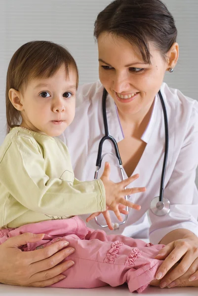 Verpleegster met baby — Stockfoto