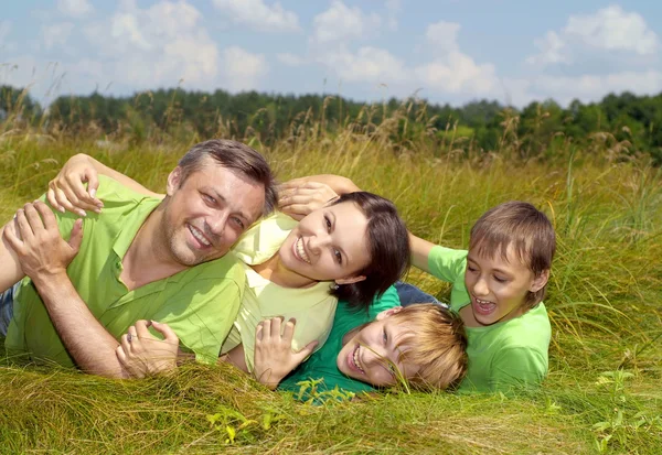 緑のジャージーで素敵な家族 — ストック写真