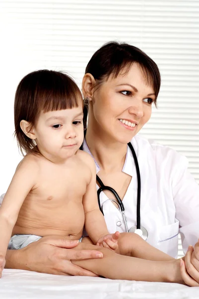 Médico bonito em seu escritório — Fotografia de Stock