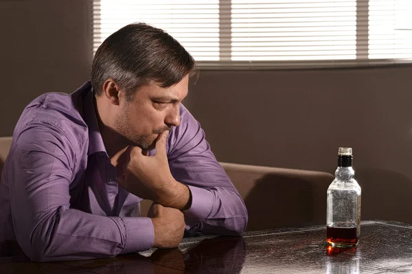 Man drinks whiskey — Stock Photo, Image