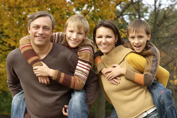 Family relaxing in a beautiful autumn park — Stock Photo, Image