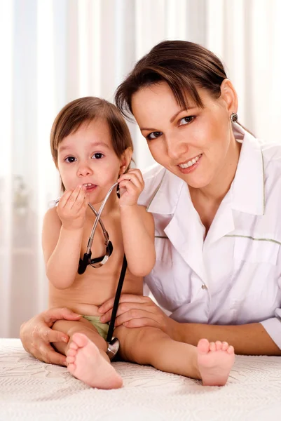 Affascinante medico con piccolo paziente — Foto Stock