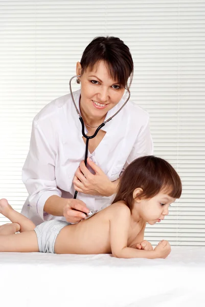 Magnifico medico con piccolo paziente — Foto Stock
