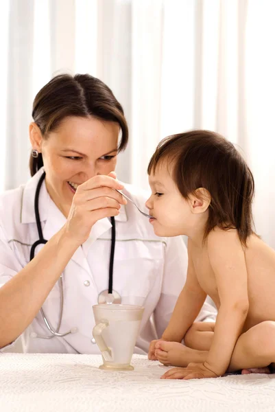 Entzückender Arzt mit kleinem Patienten — Stockfoto