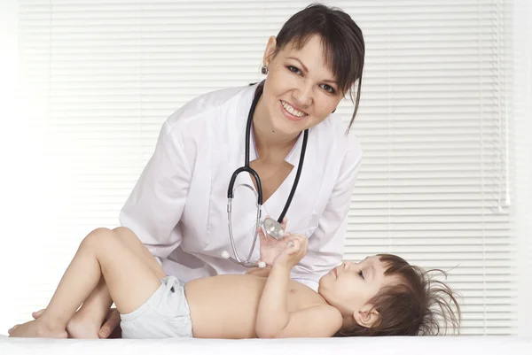 Trevlig läkare med lilla bebis — Stockfoto