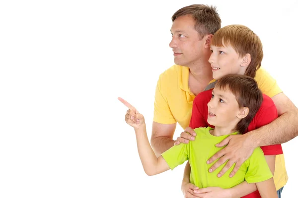 Vacker familj i ljusa t-shirts — Stockfoto