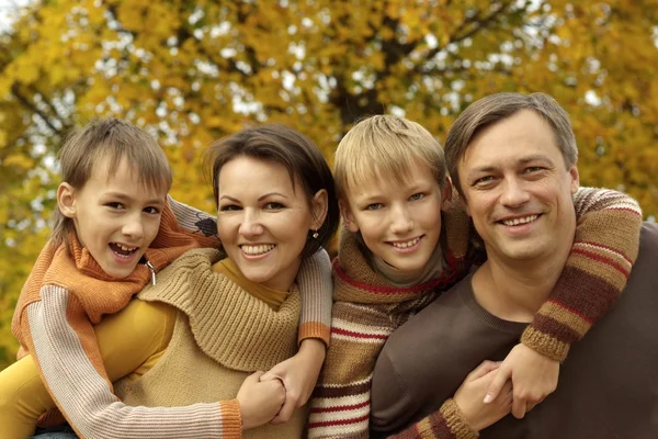 Trevlig familj avkopplande i höst — Stockfoto