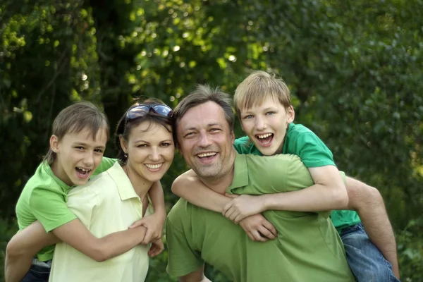 Family in the green — Stock Photo, Image