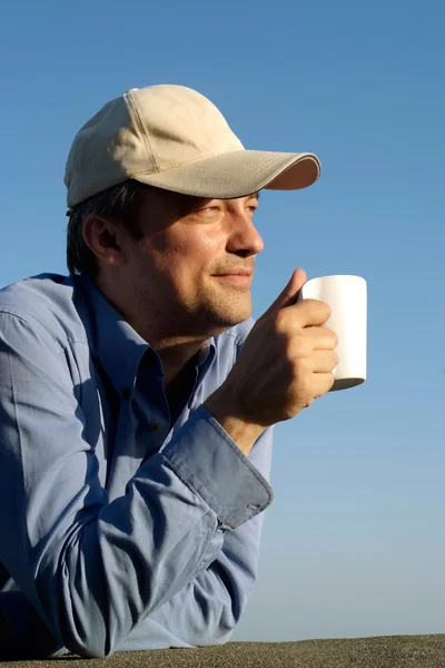 Schoone mens op de natuur — Stockfoto