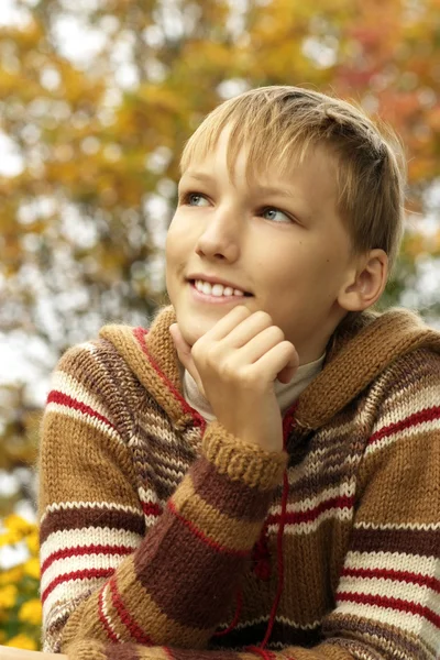 Glücklicher Junge entspannt sich im Herbst — Stockfoto