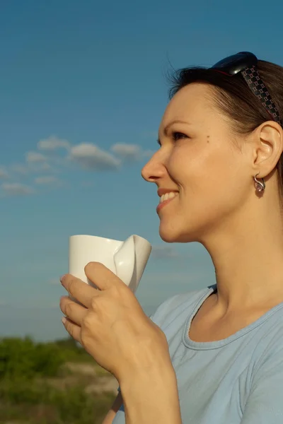 Mujer agradable en la naturaleza — Foto de Stock