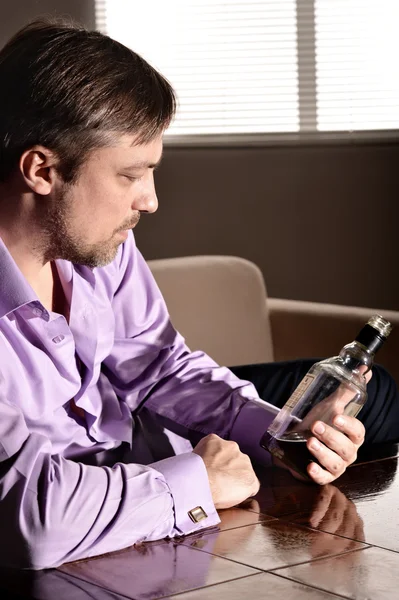 Man drinks whiskey — Stock Photo, Image