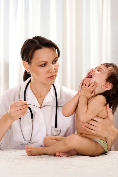 Médico inteligente com paciente pequeno — Fotografia de Stock