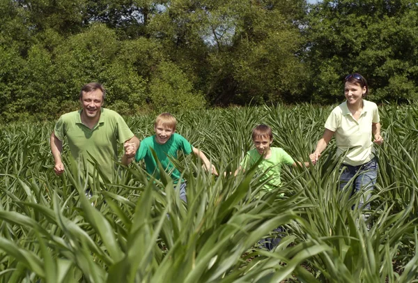 Famiglia felice di quattro persone — Foto Stock