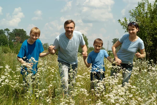 Lyckliga familjen ha roligt — Stockfoto