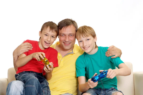 Szczęśliwą rodzinę w jasnych t-shirty — Zdjęcie stockowe