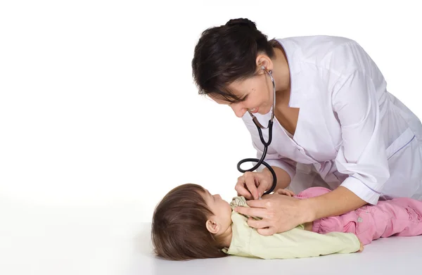Verpleegkundige werkt met kind — Stockfoto