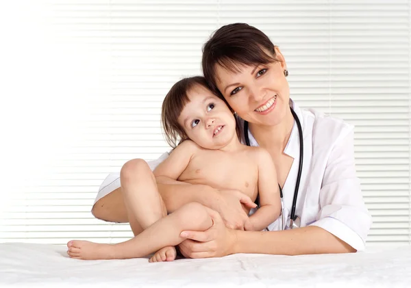 Médecin avec nouveau-né — Photo