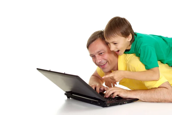 Grappig familie in heldere t-shirts — Stockfoto