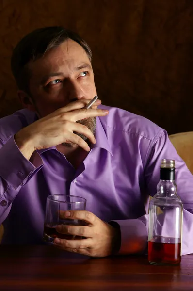 Guy drinking and smoking — Stock Photo, Image