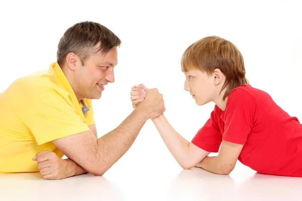 Underhållande familj i ljusa t-shirts — Stockfoto