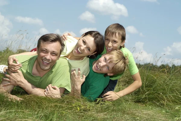 Lycklig familj på fyra — Stockfoto