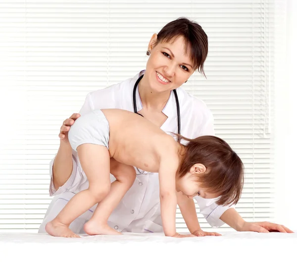 Medico con neonato — Foto Stock