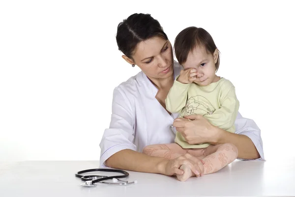 Médico con un bebé llorando — Foto de Stock