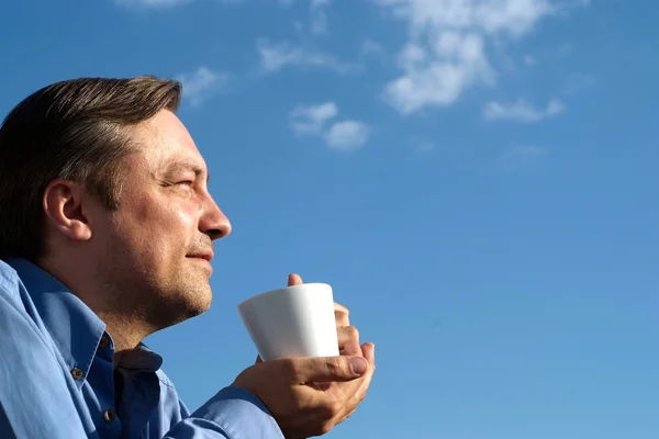 Gelukkig mens op de natuur — Stockfoto