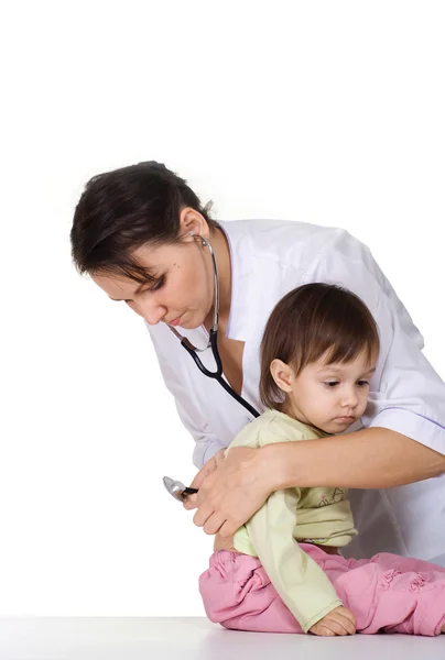 Лікар працює з дитиною — стокове фото