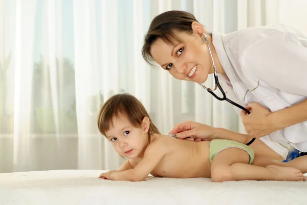 Nurse with little girl — Stock Photo, Image