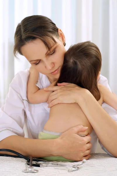 Läkare med liten flicka — Stockfoto