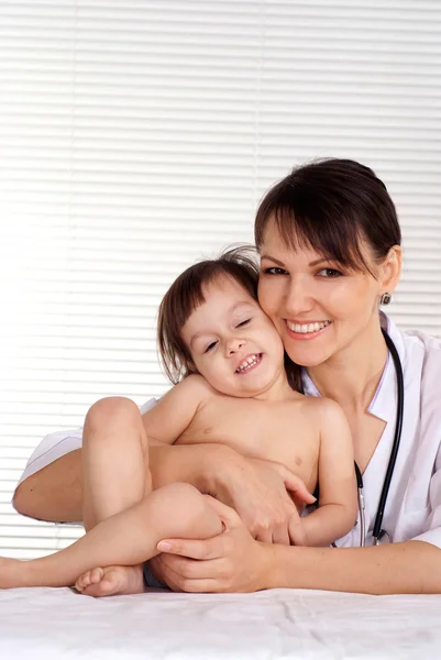 Magnifika läkare med liten patient — Stockfoto