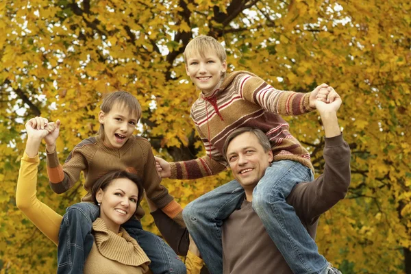 秋の公園で遊ぶ家族 — ストック写真