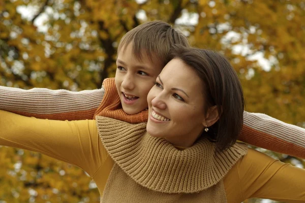 Porträtt av en glad mamma och hennes son — Stockfoto