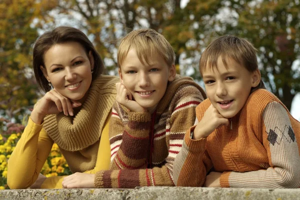 Anne ve çocukları üzerinde sonbahar — Stok fotoğraf