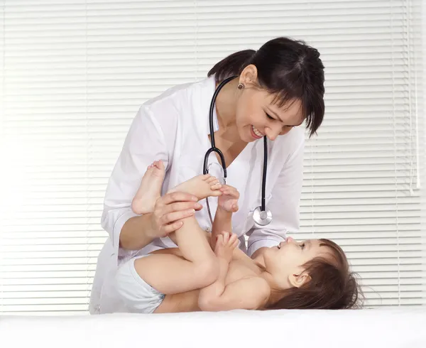 신생아와 함께 아름 다운 의사 — 스톡 사진